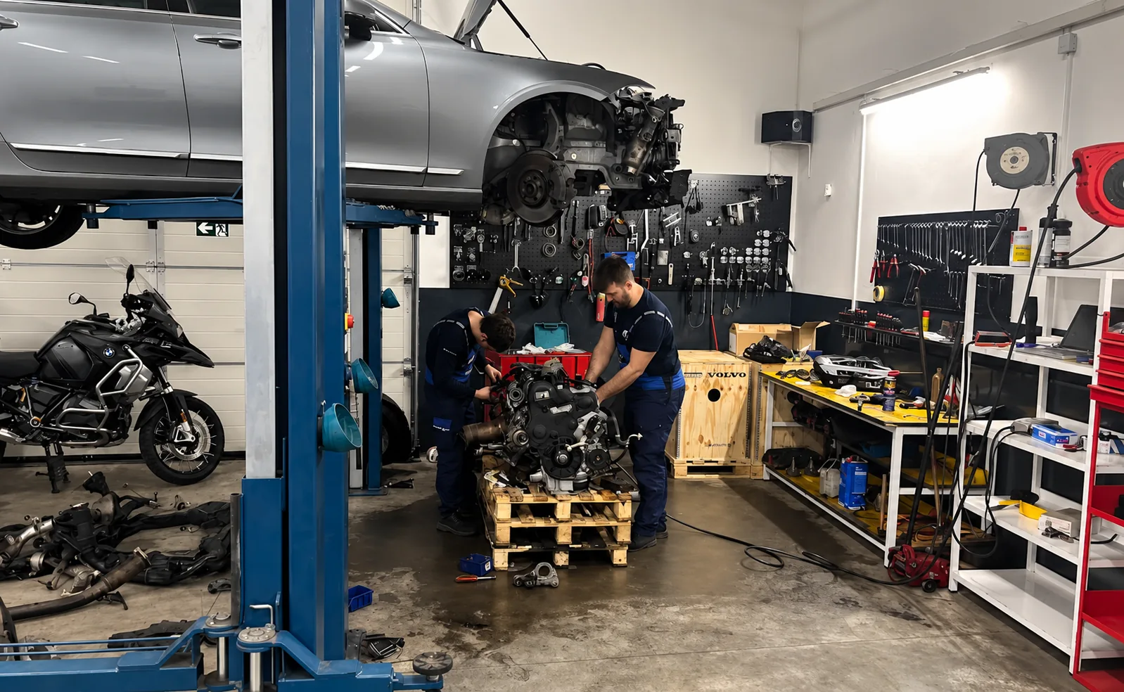 Dva mehaničara rade na Volvo motoru u radionici Auto Gubić