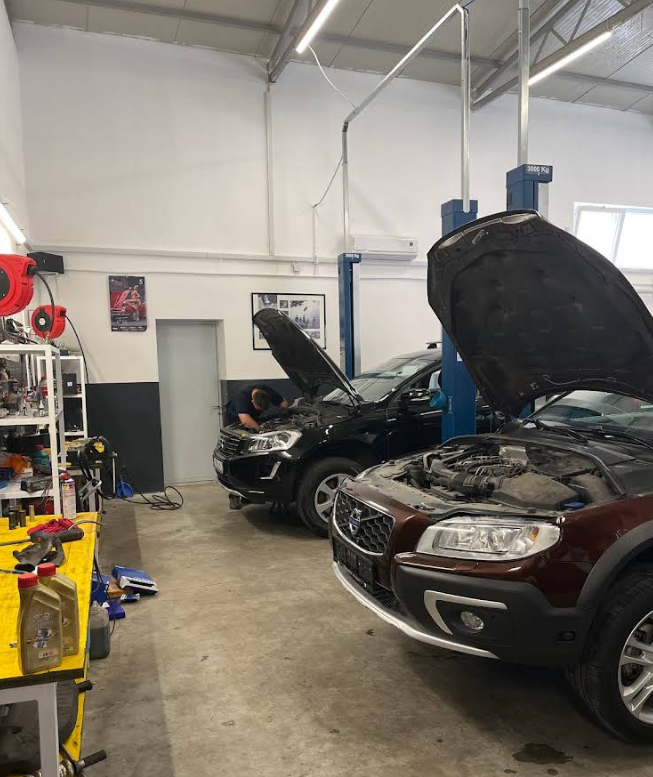 Volvo na servisnom mjestu u radionici Auto Gubić